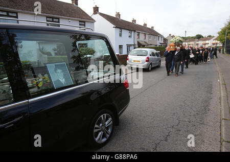 I portatori di Pall portano la bara di Seamus Wright, una delle vittime "disapparse" del sanguinoso conflitto dell'Irlanda del Nord, mentre si recano alla chiesa di Sant'Agnese ad Andersonstown, Belfast occidentale, per il suo servizio funebre. Foto Stock