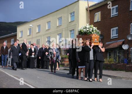 I portatori di Pall portano la bara di Seamus Wright, una delle vittime "disapparse" del sanguinoso conflitto dell'Irlanda del Nord, mentre si recano alla chiesa di Sant'Agnese ad Andersonstown, Belfast occidentale, per il suo servizio funebre. Foto Stock