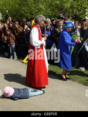 Brynn Noble, di due anni, si trova sulla strada della partenza della Regina Elisabetta II, accompagnata dal reverendo Victoria Matthews, il vescovo di Edmonton. Foto Stock
