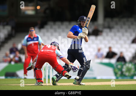 Cricket - Aiuto per gli Eroi XI v resto del mondo XI - Kia ovale. Jamie Goodwin dell'Inghilterra Physical Disability Team colpisce un confine contro Help for Heroes CC al Kia Oval, Londra. Foto Stock