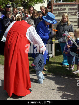 La Regina Elisabetta II della Gran Bretagna parte dalla Chiesa Anglicana di St Mary e St George, accompagnata dal Reverendo Victoria Matthews, il Vescovo di Edmonton. Foto Stock