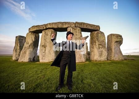 La vendita di Stonehenge, originariamente a Salisbury, cento anni fa, il 21 settembre 1915, è Simon Kirk, che ha svolto il ruolo di Sir Howard Frank, che ha venduto il monumento preistorico più famoso del mondo all'uomo locale del Wiltshire, Cecil Chubb. Per la somma di &Acirc;£6,600. Foto Stock