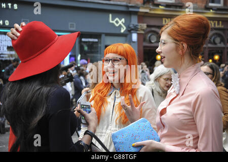 Fashionistas al BFC show space, Brewer Street Car Park, durante la London Fashion Week SS16. Il credito immagine dovrebbe leggere Edward Smith/ PA Showbiz Foto Stock