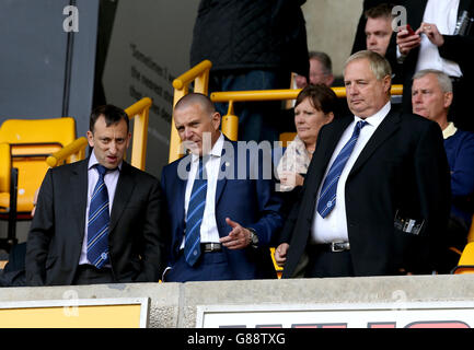 Brighton e Hove Albion Presidente Tony Bloom (sinistra) Amministratore Delegato Paul Barber (centro) e il direttore Derek Chapman (destra) Foto Stock