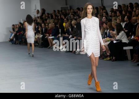 Issa Catwalk - London Fashion Week 2015. Modelli in passerella durante la fiera della settimana della moda di Londra di Issa Primavera/Estate 2016 al BFC Show Space di Londra. Foto Stock