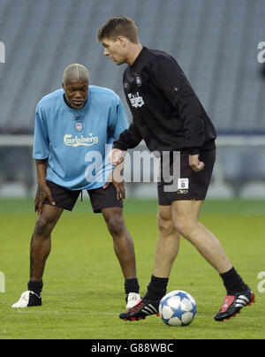 Calcio - UEFA Champions League - finale - AC Milan / Liverpool - Liverpool Training - Stadio Olimpico Ataturk. Steven Gerrard (R) e Djibril Cisse, capitano di Liverpool, durante una sessione di allenamento. Foto Stock