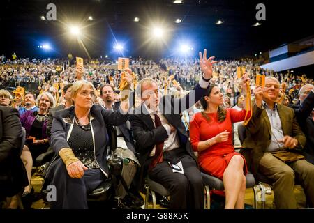 (Da sinistra a destra) il presidente dei liberaldemocratici SAL Brinton, il leader dei liberaldemocratici Tim Farron, Jo Swinson e l'ex leader dei liberaldemocratici Paddy Ashdown hanno espresso il loro voto alla conferenza annuale dei liberaldemocratici, Bournemouth International Centre. Foto Stock