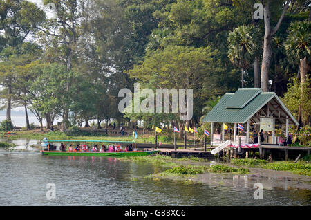 Persone sedersi e drive barca dalla coda lunga andare a Donsawan isola in Nong Han lago su gennaio 15, 2016 in Sakon Nakhon, Thailandia Foto Stock