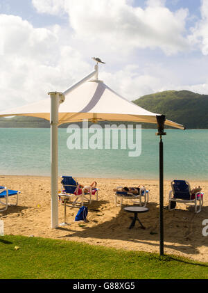 A rilassarci in spiaggia, Daydream Island; isole Whitsunday, QLD, Australia Foto Stock