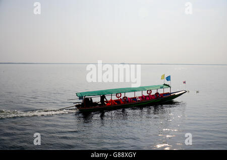 Persone sedersi e drive barca dalla coda lunga andare a Donsawan isola in Nong Han lago su gennaio 15, 2016 in Sakon Nakhon, Thailandia Foto Stock