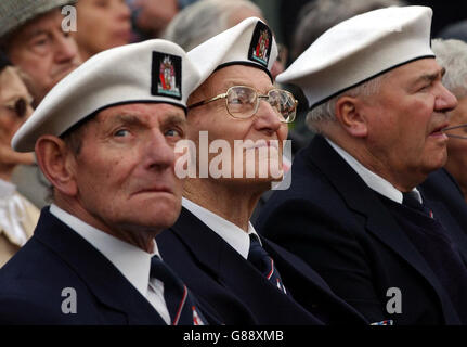 I veterani del convoglio artico Bernard Bacon, 82 (a sinistra) e Joe Ashbolt, 83 (al centro), assistono ad una cerimonia di commemorazione che segna il 60° anniversario della Giornata russa della Ve al memoriale di guerra sovietico nei terreni del Museo Imperiale della Guerra. Foto Stock