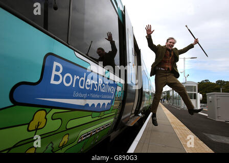 Fergus John McCann come Sir Walter Scott alla stazione di Tweedbank prima di viaggiare su un treno ferroviario di frontiera da Edimburgo prima dei loro servizi a partire questo fine settimana. Foto Stock