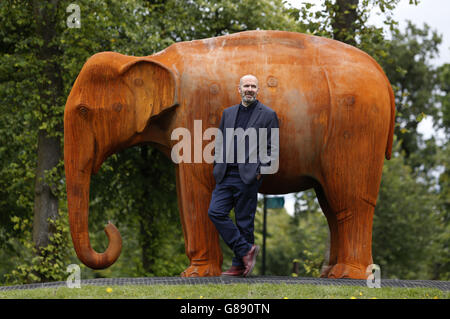 L'artista Kenny Hunter svela una scultura asiatica a grandezza naturale a forma di elefante, in parte gettata dalle parti di locomotiva dei vicini cantieri navali di Govan, al Bellahouton Park di Glasgow. Foto Stock