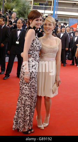 Cannes Film Festival 2005 - Premiere Match Point. Attrici Emily Mortimer (L) e Scarlett Johansson. Foto Stock