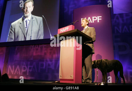 David Blunkett, il nuovo Segretario di Stato per il lavoro e le pensioni, con il suo cane guida Sadie al suo fianco, ha tenuto un discorso. Foto Stock