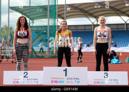 (l-r) Hollie Williamson del Nord Ovest, Inghilterra il South West's Isabel Wakefield e l'Inghilterra South East's Sophie Elliss ricevono le loro ragazze 80m hurdles medaglie durante la cerimonia di medaglia ai Sainsbury's 2015 School Games presso la Manchester Regional Arena. Foto Stock