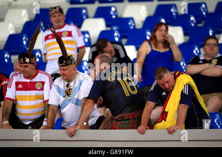 I tifosi scozzesi reagiscono dopo il fischio finale della partita di qualificazione del Campionato europeo UEFA alla Boris Paichadze Dinamo Arena di Tbilisi. Data immagine: Venerdì 4 settembre 2015. Scopri la storia della Pennsylvania SOCCER Georgia. Il credito fotografico dovrebbe essere: Nick Potts/PA Wire. RESTRIZIONI: L'uso è soggetto a limitazioni. Uso commerciale solo previo consenso scritto della fa scozzese. Foto Stock