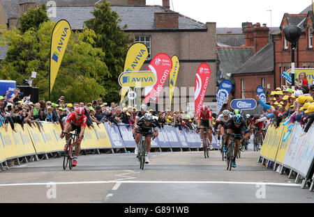 Elia Viviani del Team Sky (a destra), Mark Cavendish di Etixx-Quick Step e Andre Greipel di Lotto-Soudal (a sinistra) corrono verso il traguardo durante la prima fase del Tour of Britain da Anglesey a Wrexham. Foto Stock