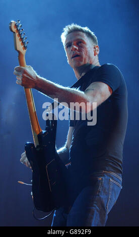 Tour del servizio in camera di Bryan Adams - Earls Court. La rock star canadese Bryan Adams suona. Foto Stock