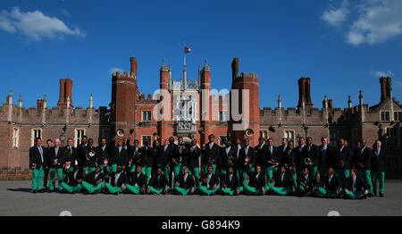 Il team delle Fiji durante la cerimonia di benvenuto all'Hampton Court Palace, Londra. Foto Stock