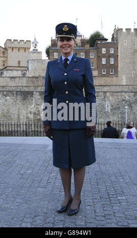 Il gruppo di presentazione della TV Captain Carol Vorderman, Ambasciatore onorario dei RAF Air Cadets, alla Torre di Londra prima del lancio dell'evento for Queen and Country per sensibilizzare il pubblico sul lavoro di Coming Home, la campagna di raccolta fondi per Haig Housing Trust, Fornire un alloggio adeguato per il personale di assistenza e di assistenza in caso di lesioni gravi e di disabilità traumatiche. Foto Stock