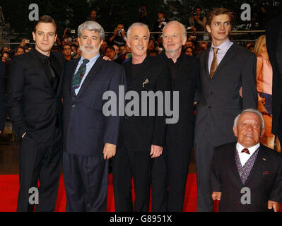 (Da sinistra a destra) membro del cast Ewan McGregor, direttore George Lucas, membri del cast Anthony Daniels, Ian McDiarmid, Hayden Christensen e Kevin Baker. Foto Stock