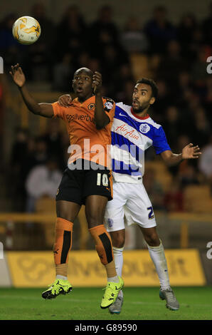 Calcio - Campionato Sky Bet - Wolverhampton Wanderers / Queens Park Rangers - Molineux Stadium. Wolverhampton Wanderers' Benik Afobe batte per la palla con James Perch di Queens Park Rangers Foto Stock