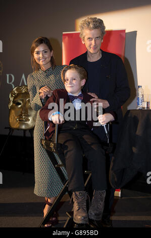 Gli attori Jenna Coleman e Peter Capaldi posano per una foto con George Buckland, 11 anni, da Nottingham, conosciuto anche come 'Mini Matt Smith' dopo essere stato invitato sul palco con il cast e ha chiesto di scattare foto con gli attori Foto Stock