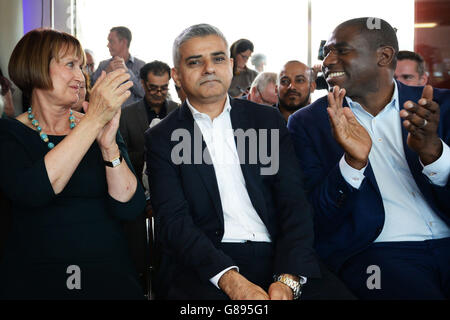 Sadiq Khan MP si congratula con Tessa Jowell (a sinistra) e David Lammy (a destra) dopo che è stato annunciato che è stato scelto come candidato laburista per correre per il sindaco di Londra nel 2016. Foto Stock