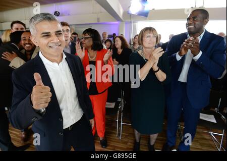 Il deputato di Sadiq Khan si congratula con Diane Abbott, Tessa Jowell e David Lammy dopo che è stato annunciato di essere stato scelto come candidato laburista per correre per il sindaco di Londra nel 2016. Foto Stock