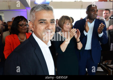 Sadiq Khan MP si congratula con Diane Abbott (a sinistra), Tessa Jowell e David Lammy (a destra) dopo che è stato annunciato che è stato scelto come candidato laburista per correre per il sindaco di Londra nel 2016. Foto Stock