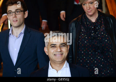 Sadiq Khan MP incontra i membri laburisti a Londra dopo che è stato annunciato che è stato scelto come candidato laburista per correre per il sindaco di Londra nel 2016. Foto Stock