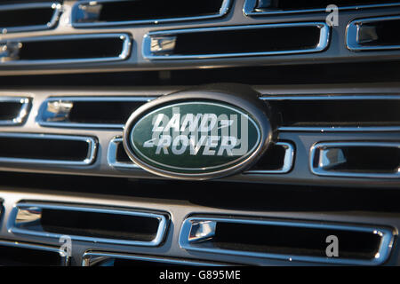 Stock dell'industria automobilistica. Vista generale del logo Land Rover su un'auto Range Rover. Foto Stock