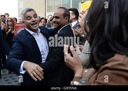 Sadiq Khan MP (a sinistra) si congratula con i suoi sostenitori al Royal Festival Hall di Londra, dopo che è stato annunciato che è stato scelto come candidato laburista per correre per il sindaco di Londra nel 2016. Foto Stock