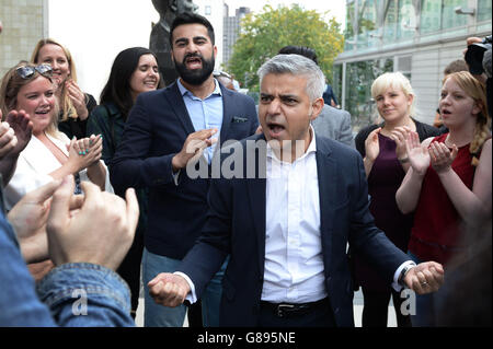 Sadiq Khan MP (centro) si congratula con i suoi sostenitori al Royal Festival Hall di Londra, dopo che è stato annunciato che è stato scelto come candidato laburista per correre per il sindaco di Londra nel 2016. Foto Stock