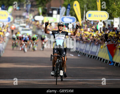 Matteo Trentin di Etixx-Quick Step vince la sesta fase del Tour of Britain da Stoke-on-Trent a Nottingham. Foto Stock