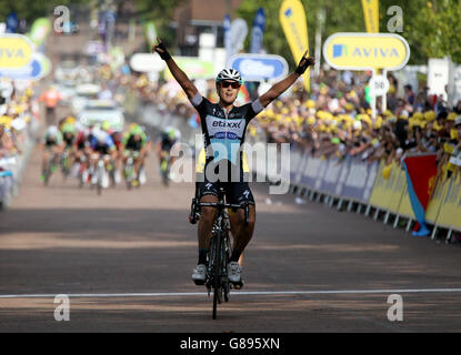 Matteo Trentin di Etixx-Quick Step vince la sesta fase del Tour of Britain da Stoke-on-Trent a Nottingham. Foto Stock