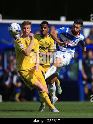 Calcio - Campionato Sky Bet - Queens Park Rangers / Nottingham Forest - Loftus Road. Il Queens Park Rangers' Charlie Austin spara a Goal passando dai Matt Mills della foresta di Nottingham e Michael Mancienne della foresta di Nottingham (centro) Foto Stock