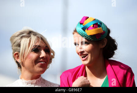 I Racegoers arrivano prima della prima gara durante il primo giorno del Longines Irish Champions Weekend a Leopardstown, Dublino, Irlanda. Foto Stock