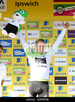 Peter Williams di One Pro Cycling celebra la presa della maglia Skoda King of the Mountains dopo la settima fase del Tour of Britain da Fakenham a Ipswich. Foto Stock