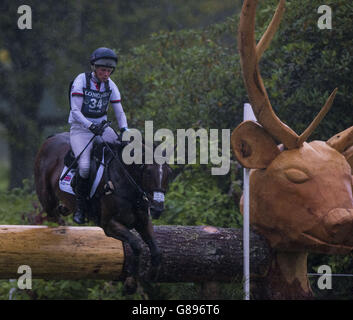 Gran Bretagna Isabelle (Izzy) Taylor su KBIS Briarlands Matilda durante il terzo giorno dei 2015 Longines FEI European Eventing Championships al Blair Castle, Scozia. Foto Stock