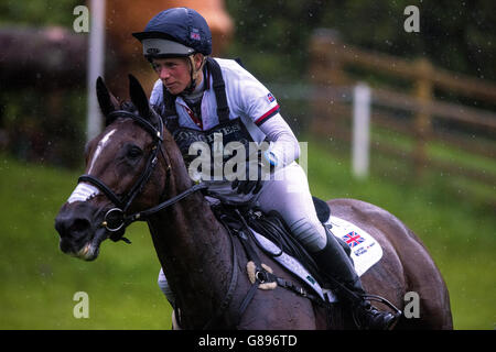 Gran Bretagna Isabelle (Izzy) Taylor su KBIS Briarlands Matilda durante il terzo giorno dei 2015 Longines FEI European Eventing Championships al Blair Castle, Scozia. Foto Stock