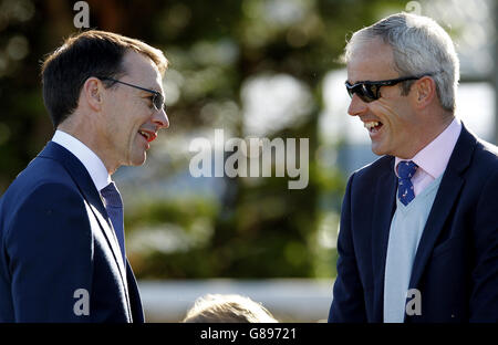 L'allenatore Aidan o'Brien (a sinistra) in conversazione con il jockey Ruby Walsh durante il giorno uno del Longines Irish Champions Weekend a Leopardstown, Dublino, Irlanda. Foto Stock