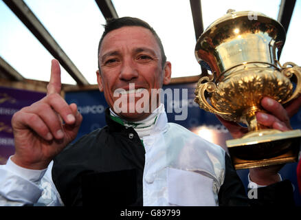 Jockey Frankie Dettori festeggia dopo aver cavalcato il Corno d'Oro alla vittoria nel QIPCO Irish Champion Stakes (Gruppo 1) durante il giorno uno del Longines Irish Champions Weekend a Leopardstown, Dublino, Irlanda. Foto Stock