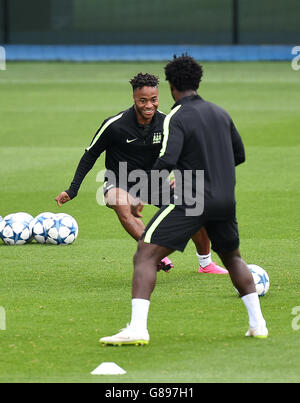 Manchester City Raheem Sterling (centro) combatte per la palla con Vincent Kompany (a destra) e Wilfried Bony, durante una sessione di allenamento al CFA Training Complex di Manchester. Foto Stock