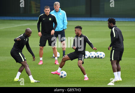 Manchester City Raheem Sterling (centro) batte per la palla con Eliaquim Mangala (a sinistra) durante una sessione di allenamento al CFA Training Complex di Manchester. Foto Stock