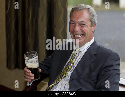 Il leader dell'UKIP Nigel Farage durante un evento stampa al Park Avenue Hotel di Belfast per lanciare la sua campagna referendaria a sostegno dell'uscita dall'UE. Foto Stock