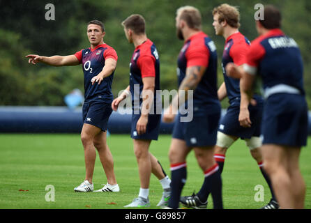 Inglese Sam Burgess (a sinistra) durante una sessione di allenamento al Pennyhill Park, Bagshot. Foto Stock