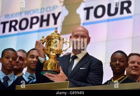 Il vincitore della Coppa del mondo di Rugby 2003 Lawrence Dallaglio con la Webb Ellis Cup durante una visita alla Borsa di Londra come parte del Rugby World Cup Trophy Tour di 100 giorni del Regno Unito e dell'Irlanda. Foto Stock