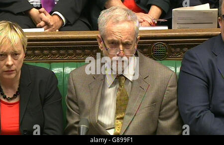 Leader del partito laburista Jeremy Corbyn durante il primo ministro di domande nella Camera dei Comuni di Londra. Foto Stock